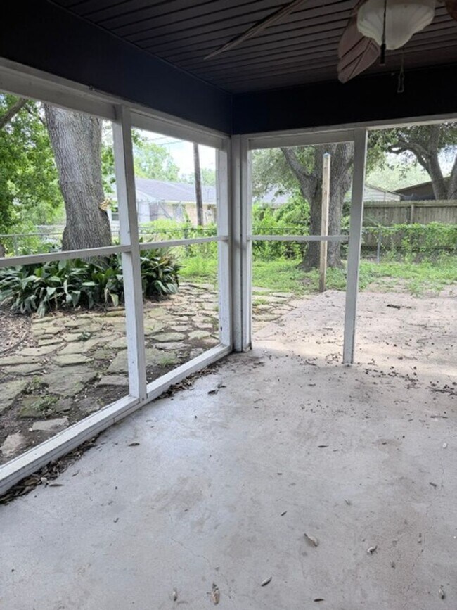 Building Photo - 2728 Encino Ave