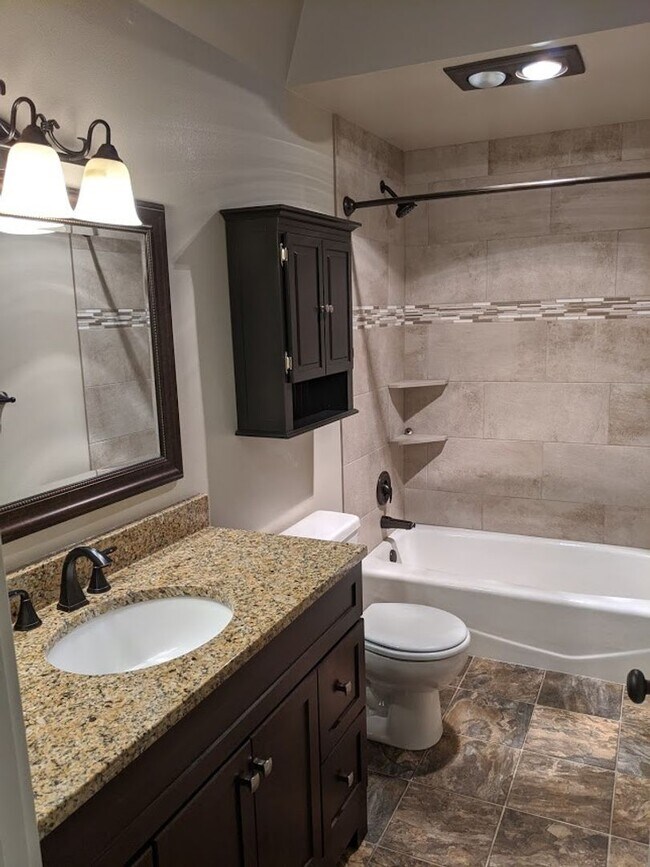 Building Photo - Updated 3bd/2bth Home with Solid Surface F...
