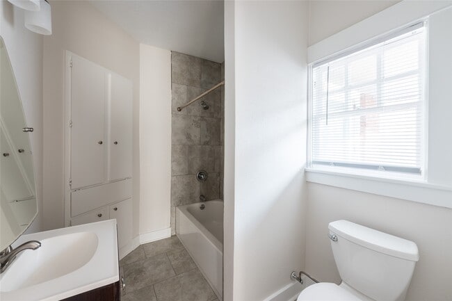 Building Photo - 608 Avondale St