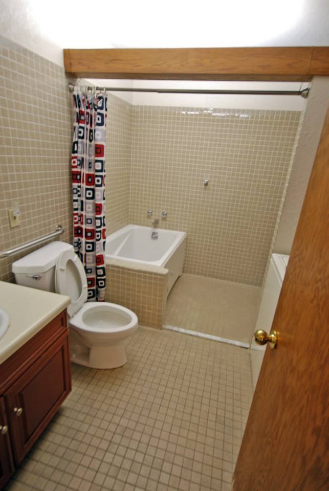 Bathroom with rub and walk-in shower - 5205 E Liberty St