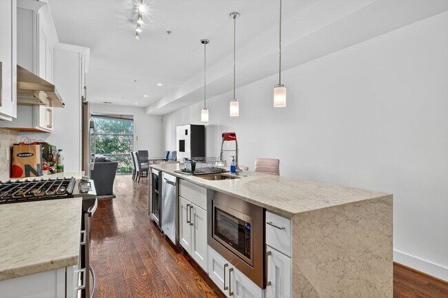 Building Photo - Enormous, Sophisticated, and Furnished 2br...