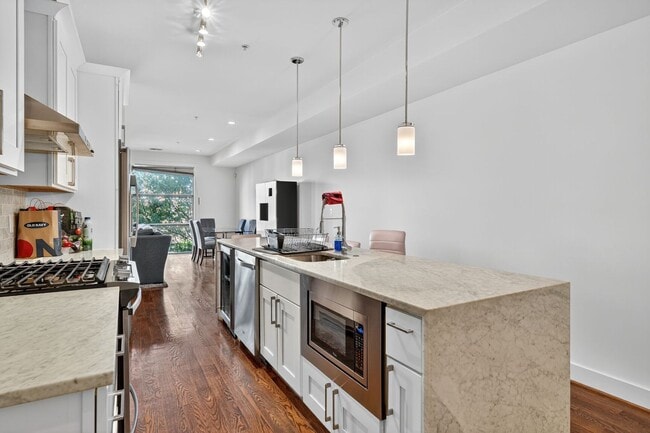 Building Photo - Sophisticated, Beautifully Furnished 2br/2...