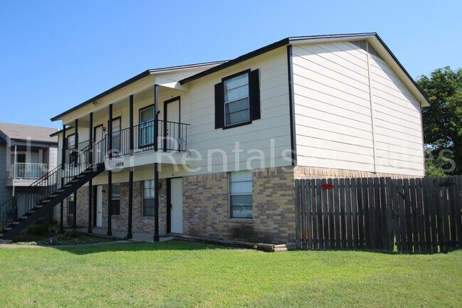 Building Photo - 1604 Cedarhill Dr