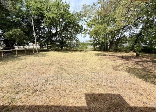 Building Photo - 905 N Owalla Ave
