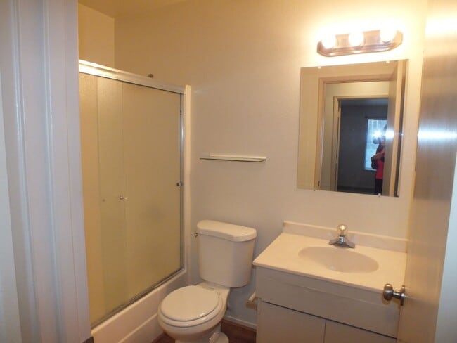 Building Photo - Rescue duplex 2/2 home with garage and fen...