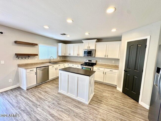 Building Photo - 11569 W Cinnabar Ave