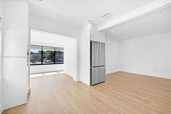 Building Photo - 12400 NE 11th Ct