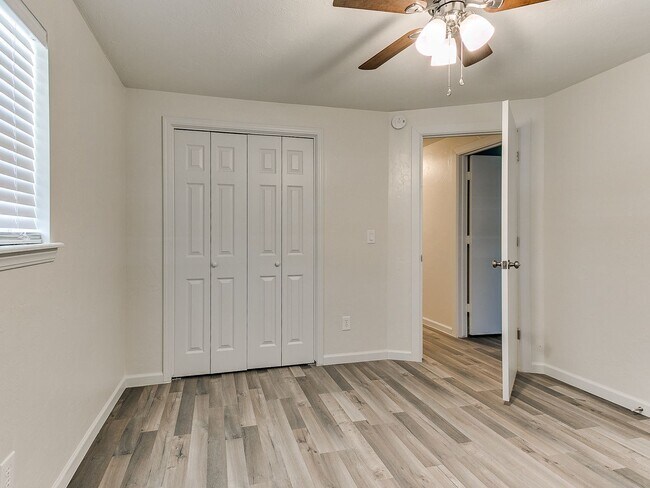 Building Photo - 4 Bedroom/2 Bath home with fenced yard.