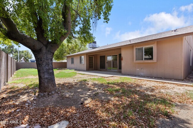 Building Photo - 417 W Mission Dr