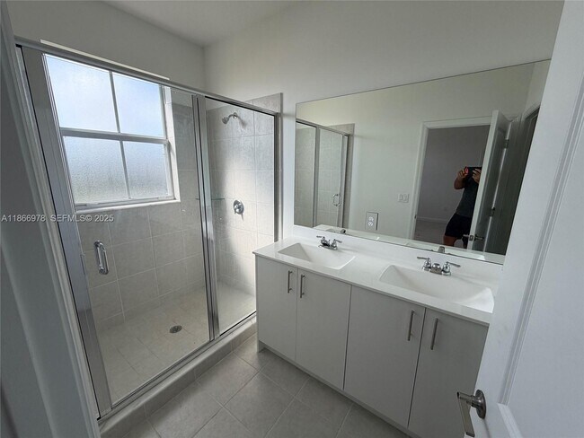 Building Photo - 2464 SE 24th St