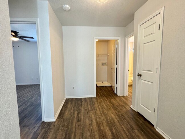 Building Photo - Beautiful 2 Story Home!