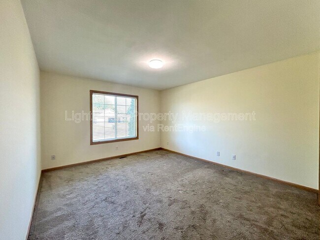 Building Photo - 2103 Kinnrow Ave NW