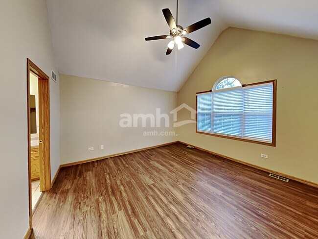 Building Photo - 2615 Heritage Lake Dr