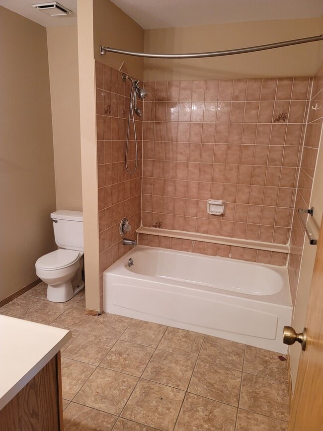 Building Photo - Great Townhome in a Gated Community