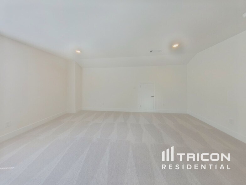 Building Photo - 45 Mayhaw Pt
