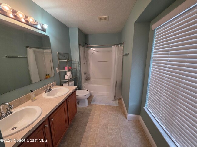 Building Photo - 1585 Par Ct