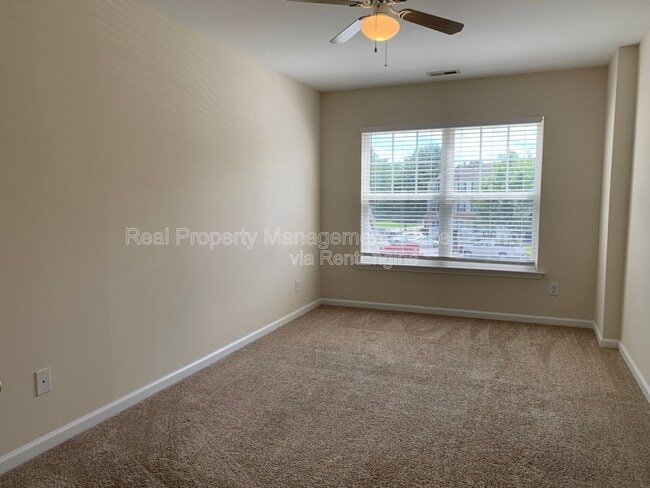 Building Photo - 2225 Raven Rd
