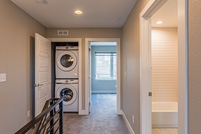 Building Photo - For Rent!  Corner Unit | Modern Townhome |...