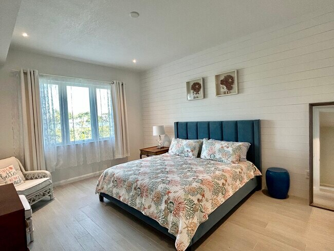 King sized Master bedroom with peaceful water views & walk-in closets - 28 Harbour Isle Dr W