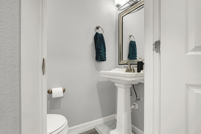 Building Photo - Upper Valley 2 Bedroom 2.5 Bath