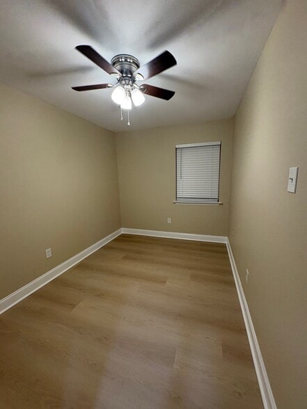 Building Photo - 908 N Clark Ln