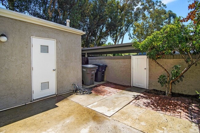 Building Photo - Live by the Lakeside -  Upgraded Spacious TOWNHOME in Lakeside Park