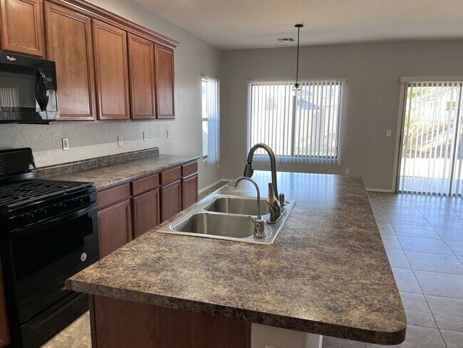 Building Photo - 5 bed 3 bath 3 car garage in San Tan Valley