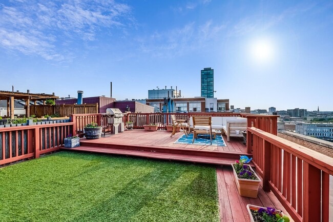 Building Photo - 913 W Van Buren St