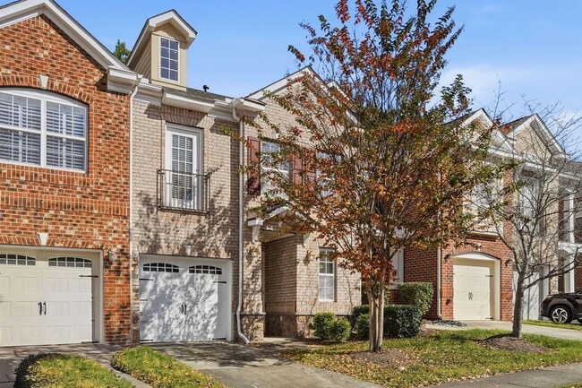 Building Photo - ABSOLUTELY GEORGOUS 2 STORY TOWNHOUSE IN POOL COMMUNITY!