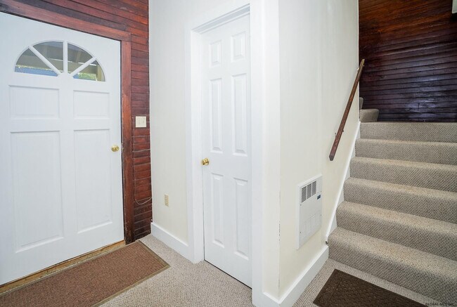 Building Photo - 10 Carriage House Ln