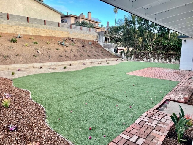 Building Photo - Mid-Century Modern Bay Park Home