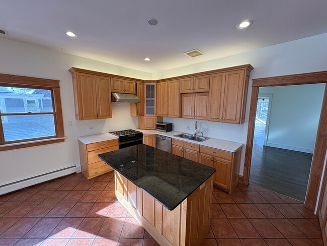 Building Photo - 416 N Grove Ave