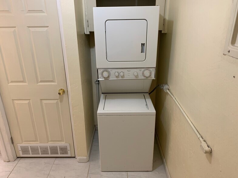 Building Photo - 2103 3rd St