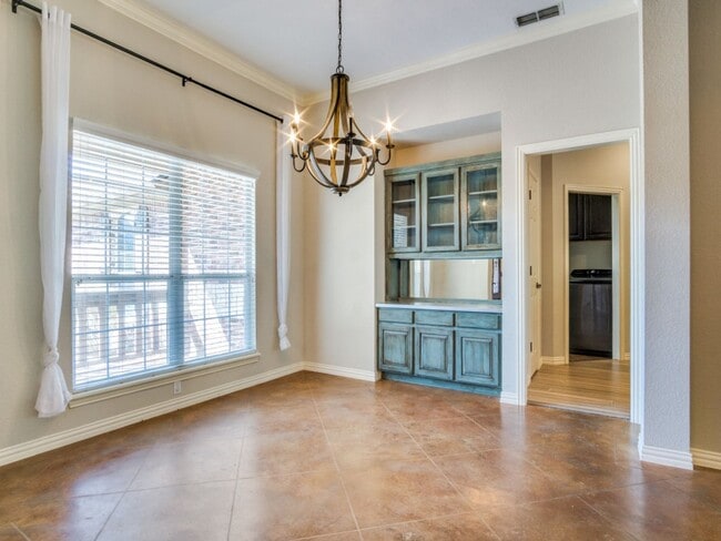 Building Photo - Incredible 4-bedroom, 3-bath Home with sparkling Pool on a gorgeous lot in highly sought-after Al...