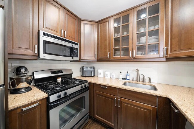 Building Photo - 2121 E 1st St