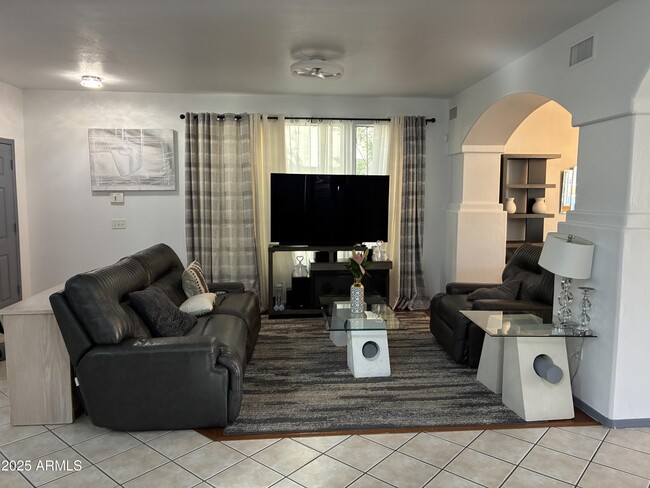 Building Photo - 13438 W Rose Ln