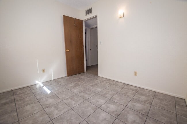 Building Photo - Welcome to this delightful 3-bedroom, 2-ba...