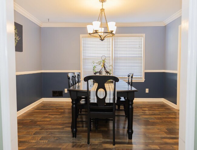 Building Photo - Spacious Stay for Crews | 4BR + Parking + ...