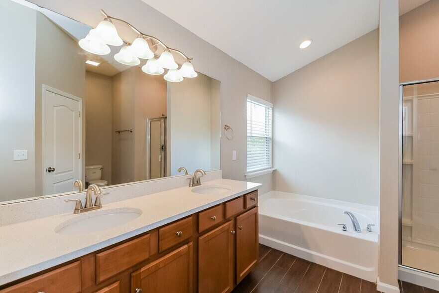 Building Photo - 2630 Oak Haven Dr