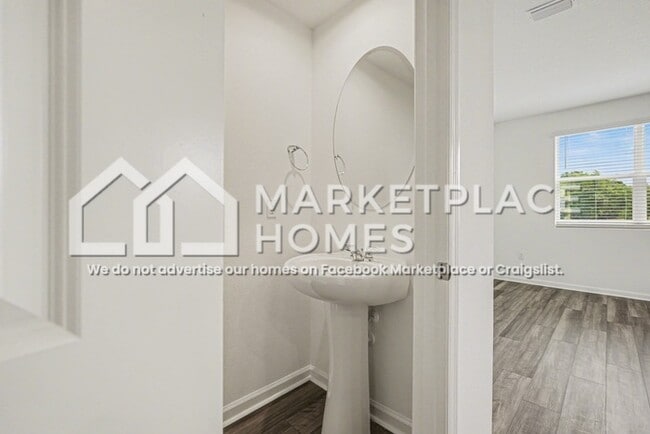 Building Photo - 11890 Sylvia St