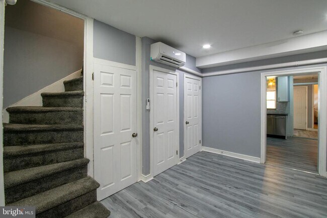 Building Photo - 187 Conarroe St