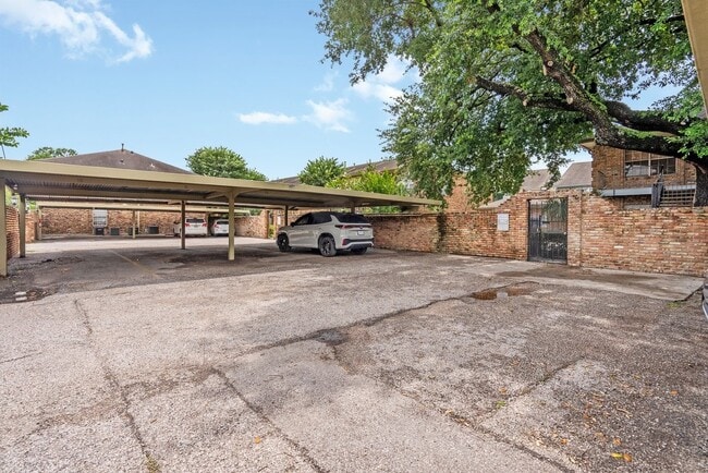 Building Photo - 6401 Skyline Dr