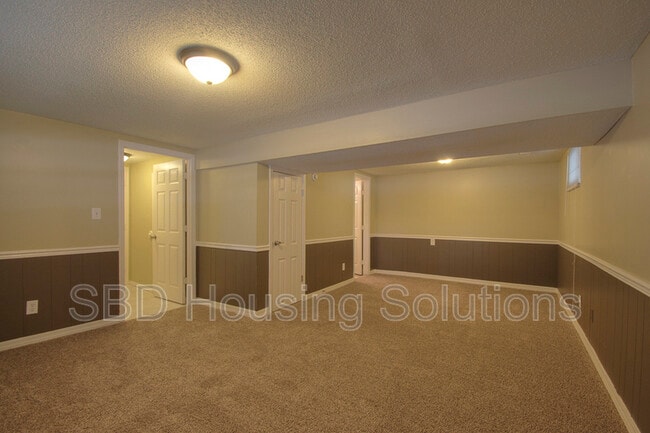 Building Photo - 200 SE Crestwood St