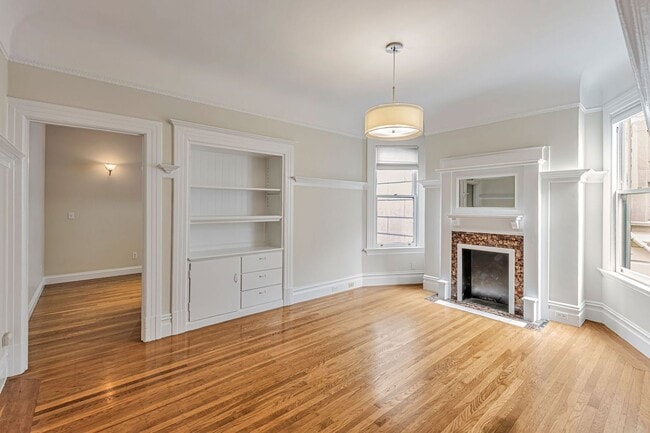 Building Photo - Stylish Top-Floor Two Bedroom and One and ...