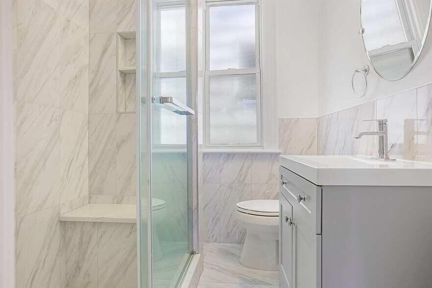 Building Photo - 128 Oak St