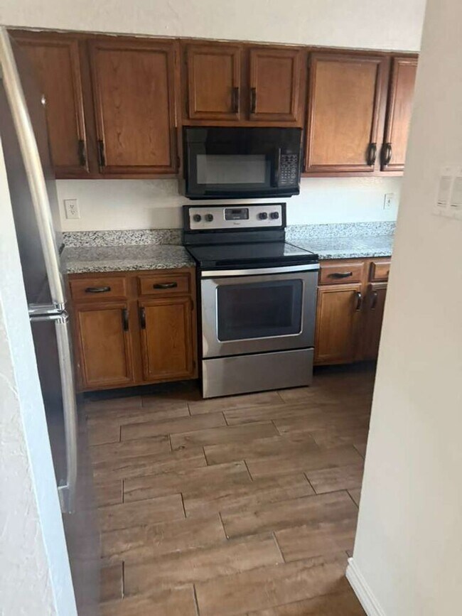 Building Photo - 9910 Royal Ln