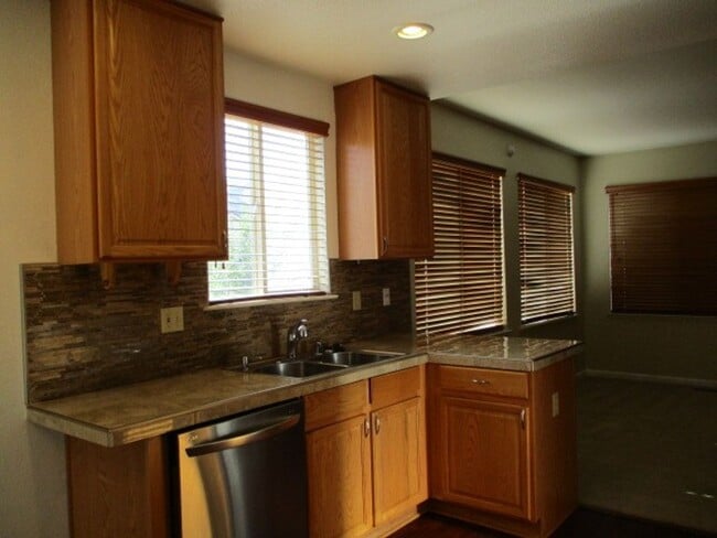 Building Photo - Northwest Suburban  Beauty