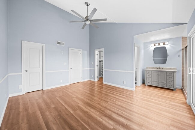 Building Photo - Bright, spacious Van Nuys 3-level townhome