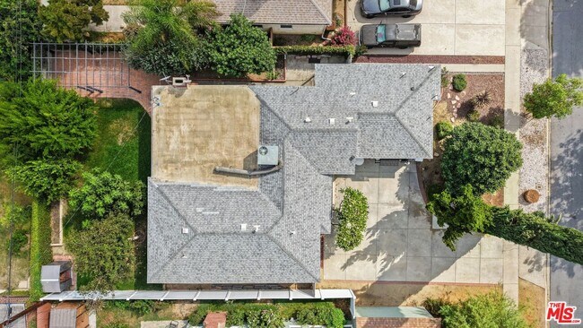 Building Photo - 6660 Balcom Ave