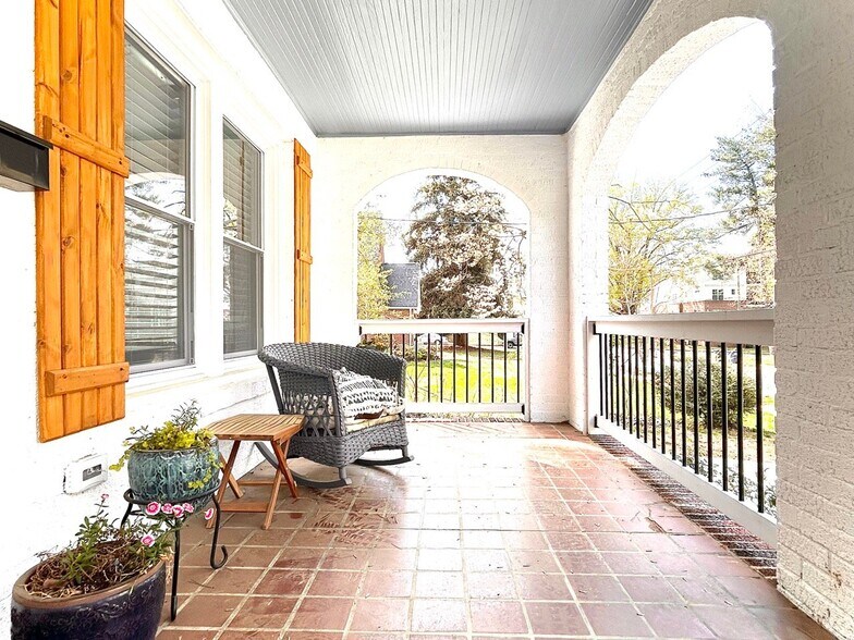 Building Photo - 2240 Queen St